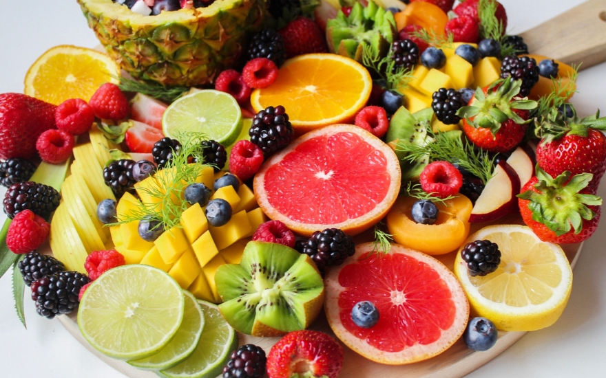 hoa-qua-tim-mach.jpg Một chế độ ăn giàu trái cây như ổi, cam, quýt,... giúp bổ sung vitamin C cho cơ thể