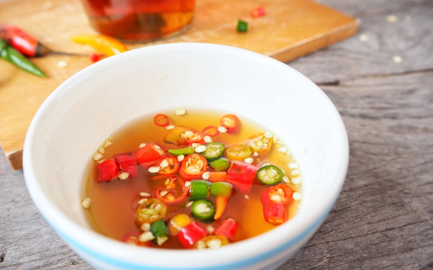 Thói quen ăn mặn có thể làm tăng huyết áp dù thực phẩm lành mạnh