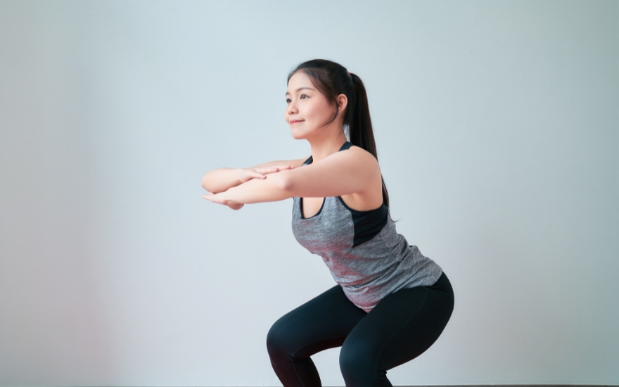 Bài tập bổ trợ như squat giúp cải thiện kiểm soát trục chi dưới
