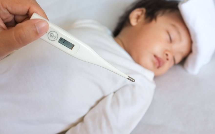 Trẻ bị sốt xuất huyết thường sốt cao đột ngột có thể 39-40 độ