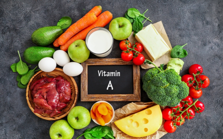 vitamin-a.jpg Nên bổ sung vitamin A từ thực phẩm như rau củ màu vàng, cam, đỏ và rau xanh đậm