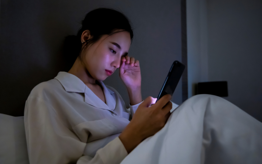 Xem điện thoại nhiều sau ghép giác mạc có thể gây khô, mỏi mắt