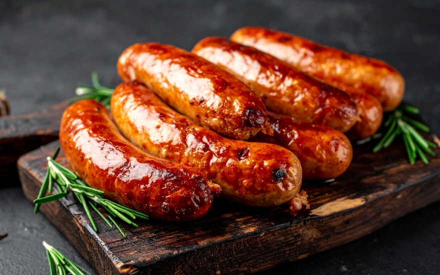 Đồ ăn liền như xúc xích chứa nhiều natri ẩn
