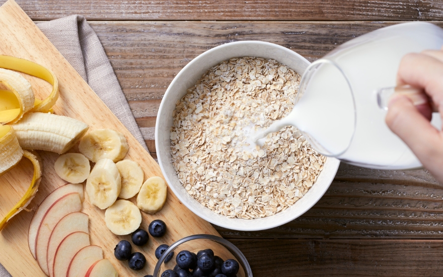 Yến mạch chứa beta-glucan, một loại chất xơ hòa tan có thể hỗ trợ kiểm soát LDL- C