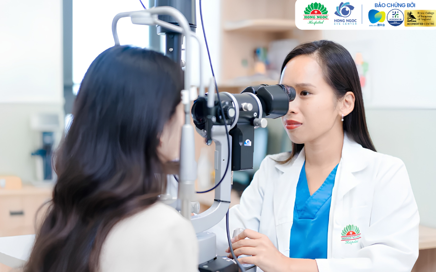 Khám mắt cùng TS. BS Đinh Thị Hoàng Anh - Trưởng khoa Mắt, BVĐK Hồng Ngọc