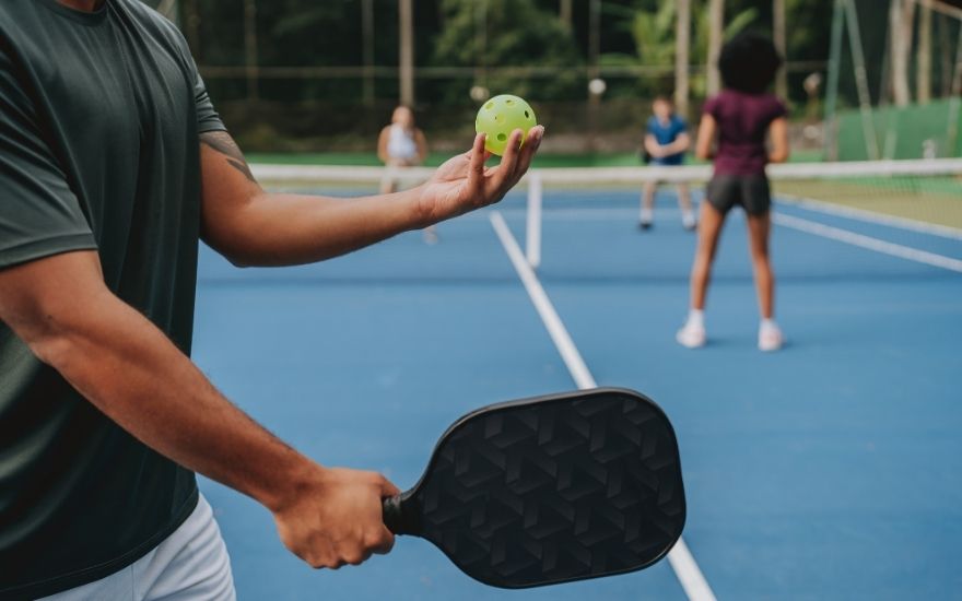 ky-thuat-dung-giup-bao-ve-co-tay-khi-choi-pickleball.jpg ky-thuat-dung-giup-bao-ve-co-tay-khi-choi-pickleball.jpg