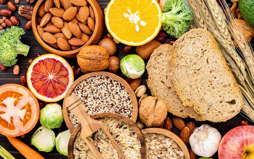 an-uong-can-doi-ho-tro-kiem-soat-can-nang-va-mo-mau.jpg