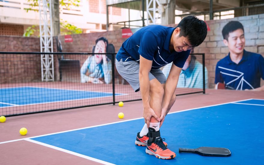 nhan-biet-va-xu-tri-bong-gan-co-chan-khi-choi-pickleball.jpg