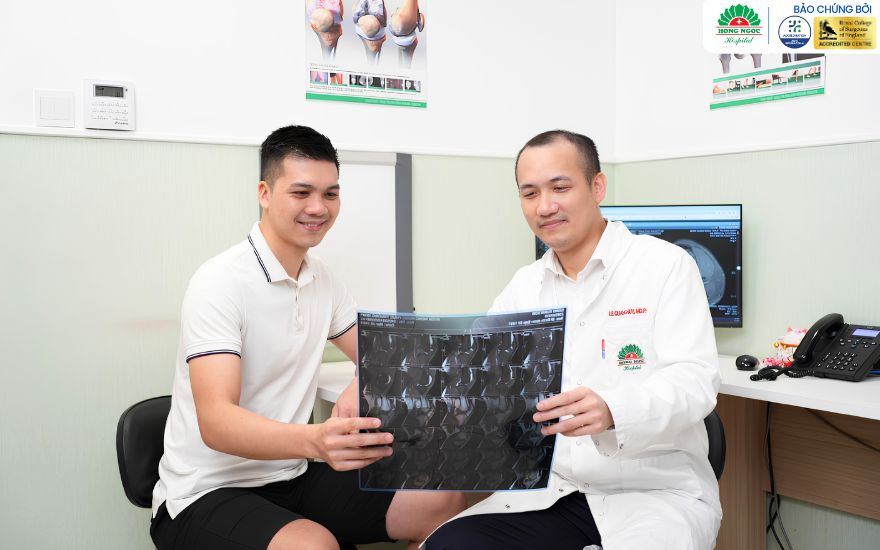 bac-si-danh-gia-va-phuc-hoi-chan-thuong-co-chan.jpg