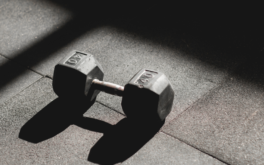 Người COPD có thể tập Gym nhẹ nhàng, không nên cố nâng mức tạ quá sức