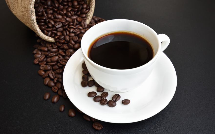 Caffeine có thể đi vào sữa mẹ với một lượng nhỏ