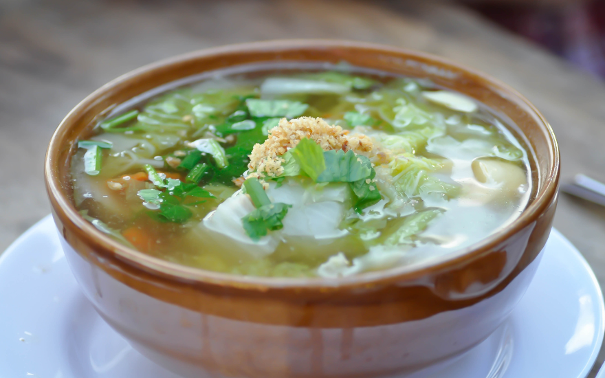 Canh giúp bổ sung một lượng nước, chất xơ, vitamin cho mẹ