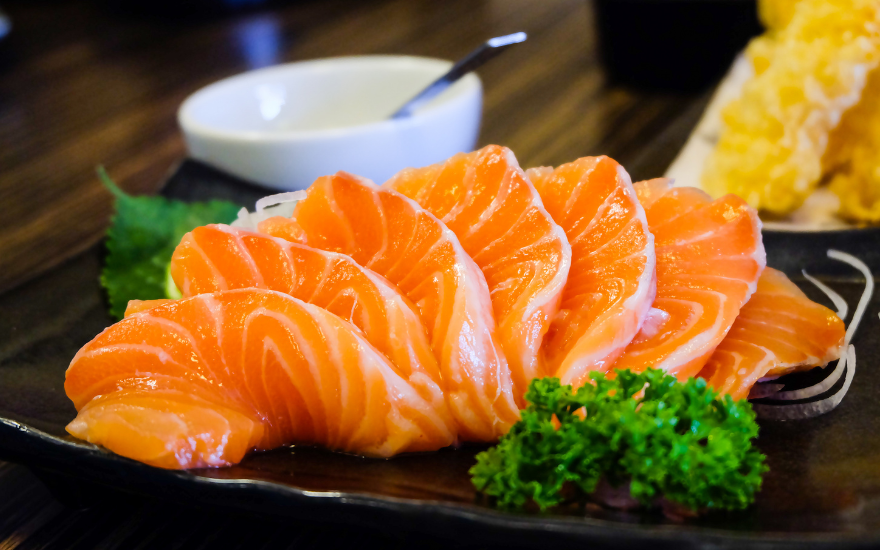 ca-hoi-bo-duong-nguoi-hen.png Salmon is one of the richest natural sources of vitamin D.