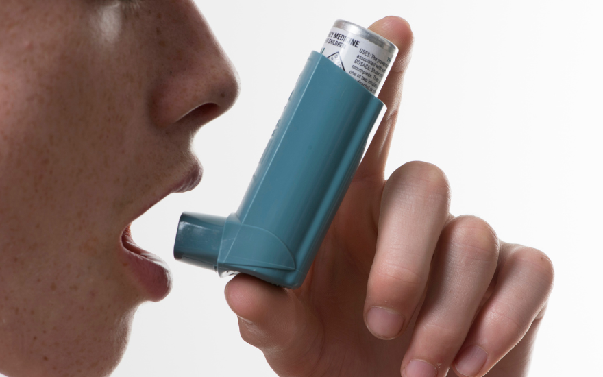 nguoi-hen-can-bs-vitamin.png *Vitamins support overall health but are not a treatment for asthma.*