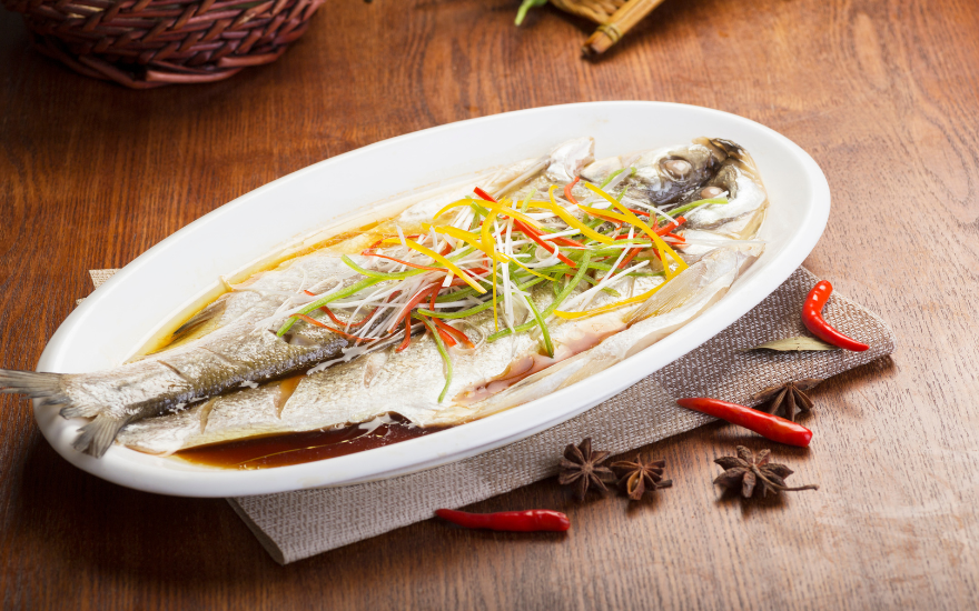 Món cá hấp hạn chế dầu mỡ phù hợp bệnh nhân tăng huyết áp