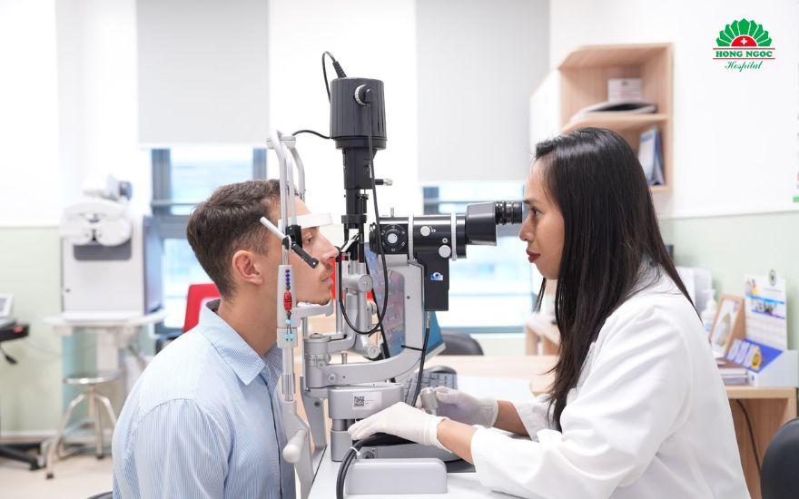Quy trình đo đạc bản đồ giác mạc và chụp cắt lớp đáy mắt giúp phát hiện sớm các chống chỉ định phẫu thuật