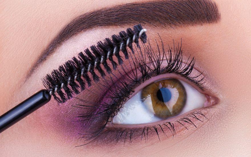 Tạm ngừng kẻ mắt và chuốt mascara giúp ngăn ngừa bụi mỹ phẩm rơi vào nhãn cầu