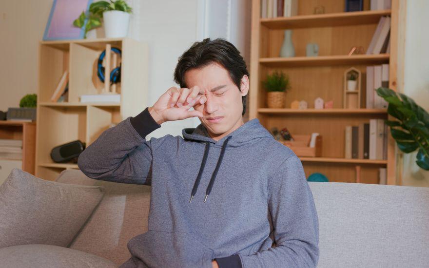 Thói quen vô thức đưa tay lên dụi mắt vô tình tạo điều kiện cho bụi bẩn và vi khuẩn xâm nhập trực tiếp vào bờ mi.