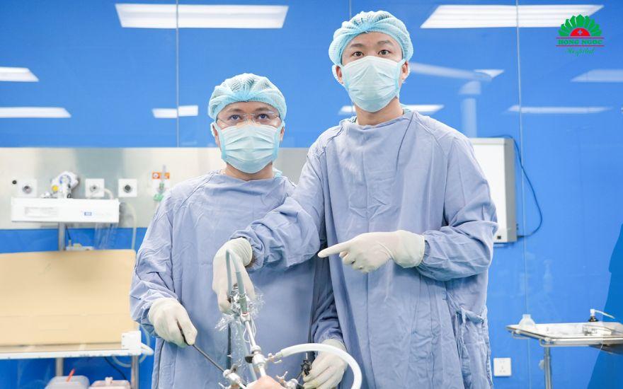Trong các trường hợp có chỉ định can thiệp ngoại khoa, kỹ thuật mổ ít xâm lấn được ứng dụng nhằm bảo tồn tối đa chức năng thần kinh và bảo vệ trọn vẹn tính thẩm mỹ vùng cổ.