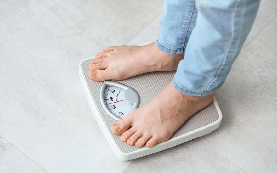 Sụt cân nhanh chóng dù khẩu phần ăn không đổi và nhịp tim đập nhanh là những biểu hiện thể chất điển hình của tình trạng dư thừa hormone.