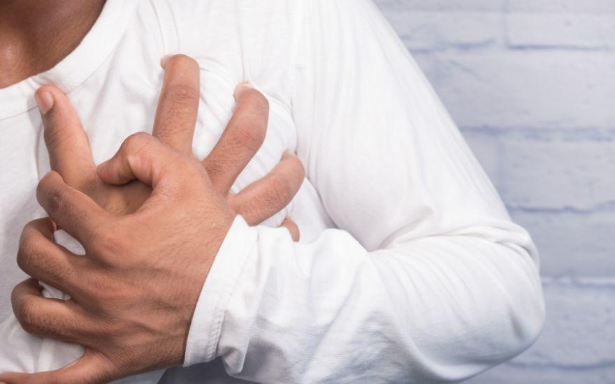 Nếu không được can thiệp điều trị kịp thời, tình trạng dư thừa hormone có thể làm tổn thương cơ tim, dẫn đến rối loạn nhịp tim và suy tim.