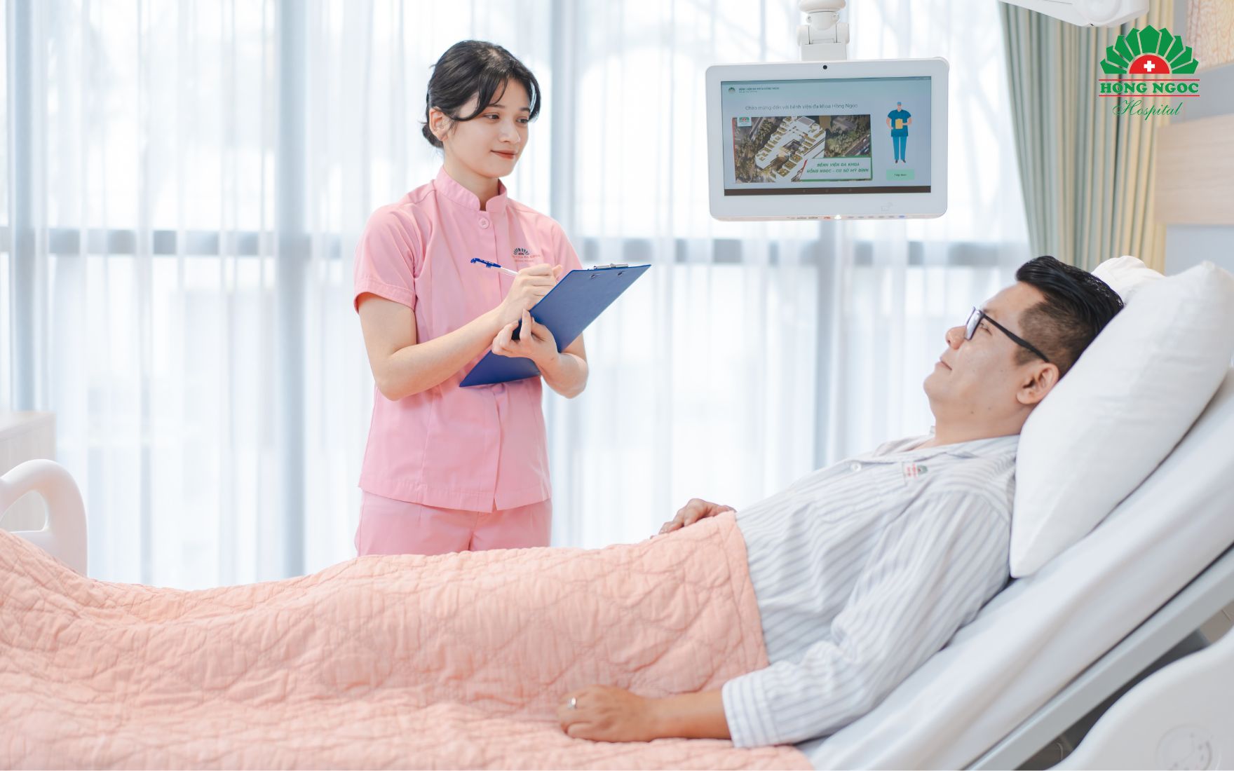 Sau phẫu thuật điều trị u xơ tiền liệt tuyến, bệnh nhân cần uống nhiều nước, hạn chế rượu bia và các chất kích thích để cơ thể hồi phục tốt nhất