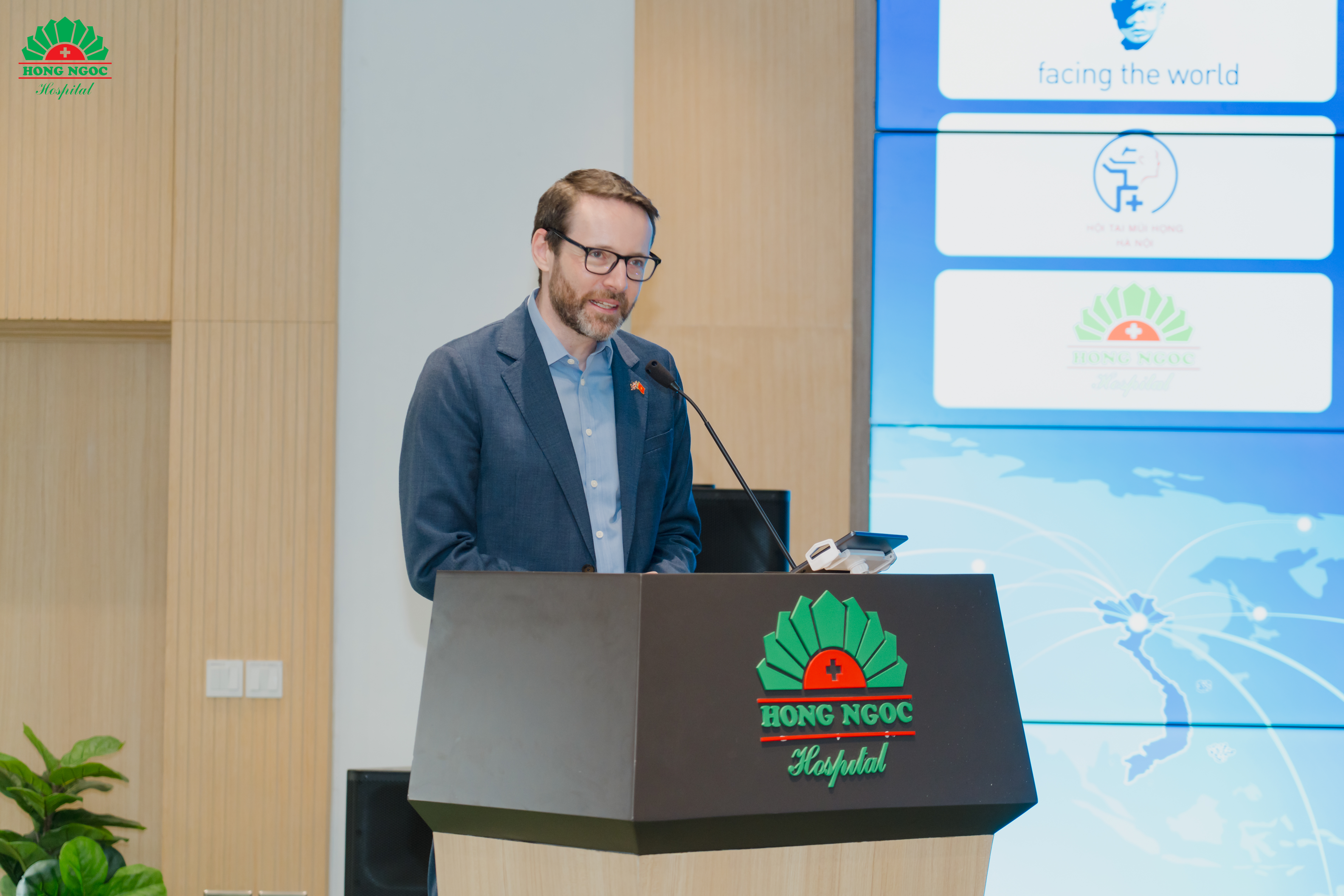 Đại Sứ Anh Iain Frew