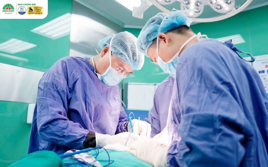 ThS.BSNT Nguyễn Xuân Quang và ê kíp phẫu thuật