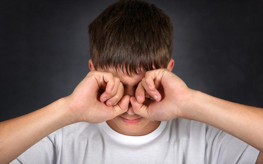 Tránh đưa tay lên dụi mắt và cần hạn chế để nước sinh hoạt chảy vào vết mổ