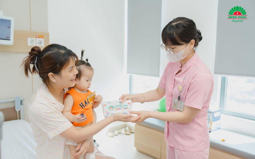 Đội ngũ bác sĩ Bệnh viện Đa khoa Hồng Ngọc giàu kinh nghiệm, thấu hiểu tâm lý trẻ nhỏ.