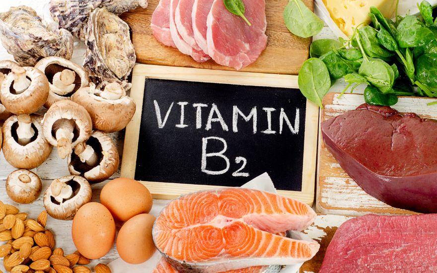 Vitamin B2 bảo vệ giác mạc và thủy tinh thể, làm giảm tình trạng nhạy cảm với ánh sáng chói.