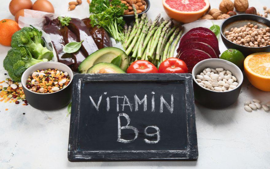 Bổ sung Vitamin B9 (Axit Folic) giúp duy trì tính bền vững của các mạch máu nhỏ nuôi dưỡng hệ thống đáy mắt.
