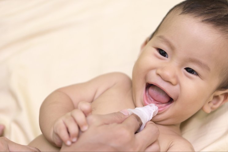 5 Mẹo rơ lưỡi cho trẻ sơ sinh đơn giản, an toàn, hiệu quả