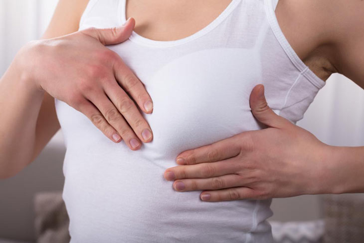 Đau ngực ở phụ nữ có thể gặp trong những giai đoạn nào của chu kỳ kinh nguyệt?
