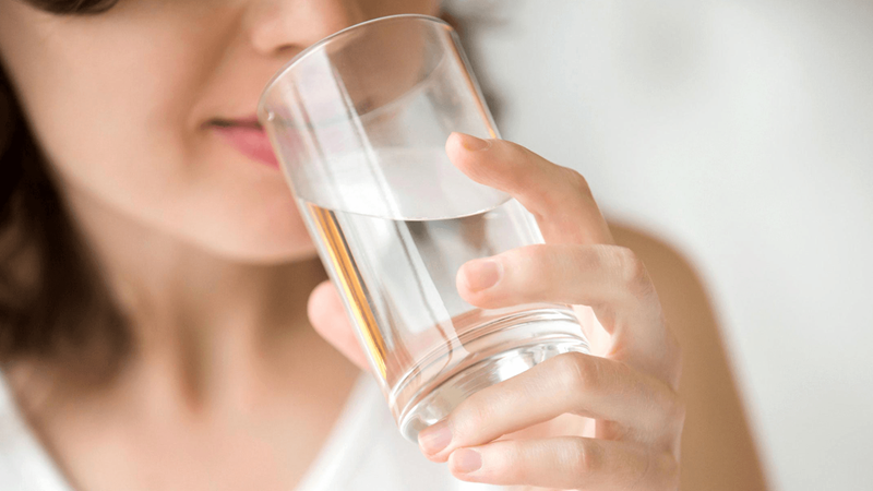 Uống nước giúp làm loãng nước tiểu và khiến bạn đi tiểu thường xuyên hơn, nhờ đó loại bỏ vi khuẩn khỏi đường tiết niệu