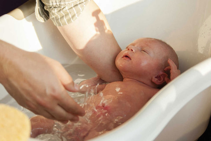 nhiệt độ phòng tắm cho trẻ sơ sinh
