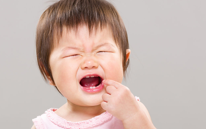 Trẻ mọc răng: Mách mẹ cách làm dịu cơn đau cho trẻ