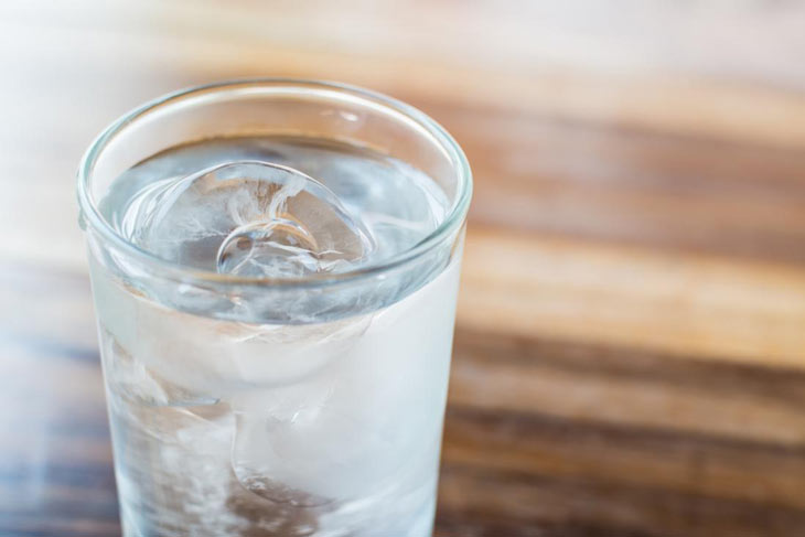 Liệu những biện pháp trị liệu như uống nước đá lạnh có thể chữa trị viêm họng hoàn toàn?
