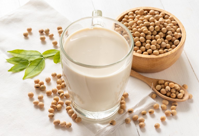 Trẻ trai có nên uống sữa đậu nành?
