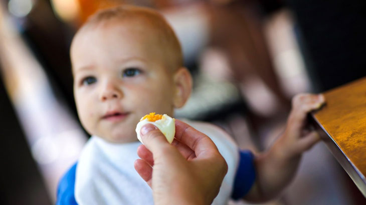 trẻ ăn trứng gà
