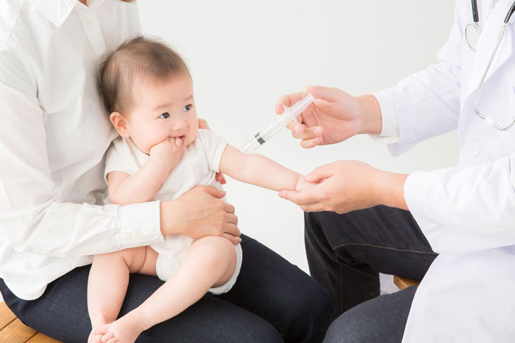 tiêm vắc-xin cho trẻ