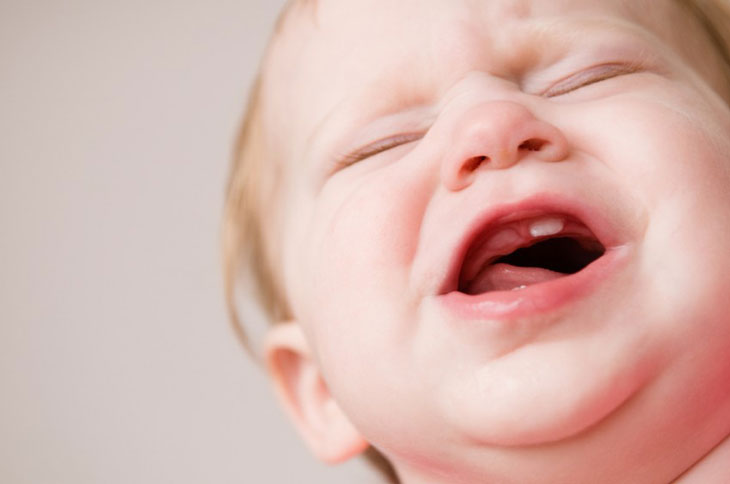 giảm đau cho bé lúc mọc răng