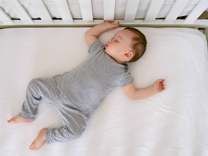Tư thế ngủ cho trẻ sơ sinh an toàn