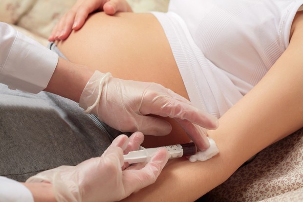 xét nghiệm máu và nước tiểu khi mang thai