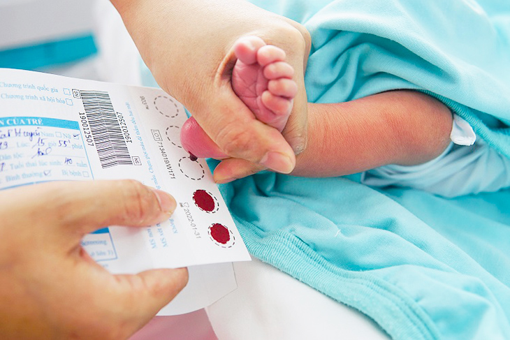 Lấy máu gót chân sơ sinh – Xét nghiệm sàng lọc sau sinh cho bé
