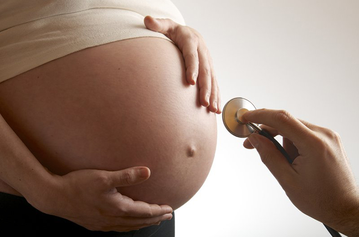 Khi thai máy có dấu hiệu bất thường mẹ bầu nên đi khám ngay