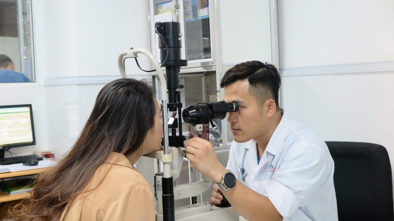 Điều chỉnh tật khúc xạ không cần phẫu thuật bằng kính áp tròng Ortho-K có gì đặc biệt?