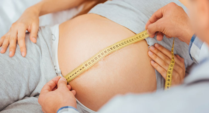 Có những yếu tố nào ảnh hưởng đến kích thước bụng bầu?
