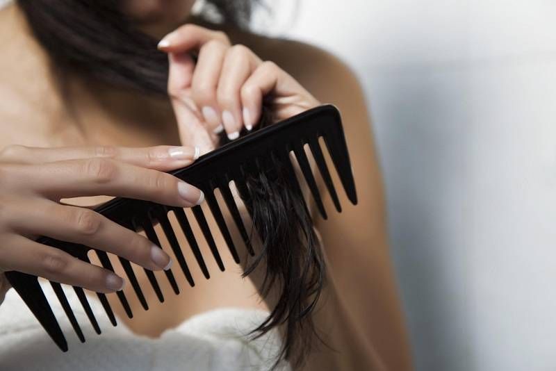 Rụng tóc sau sinh – Nguyên nhân và cách khắc phục