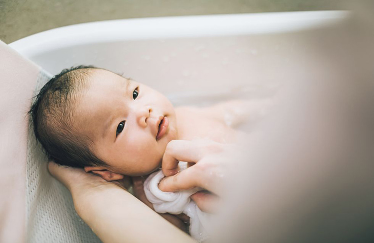 Tắm cho trẻ sơ sinh đúng cách